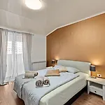Sea View With Shared Pool בית הארחה