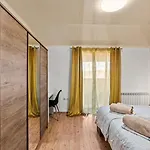 Sea View With Shared Pool בית הארחה 3*