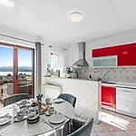 Sea View With Shared Pool בית הארחה 3*