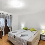 Sea View With Shared Pool בית הארחה פומר