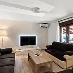 Sea View With Shared Pool בית הארחה