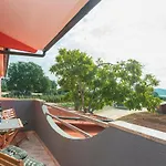 Sea View With Shared Pool בית הארחה פומר