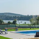 Sea View With Shared Pool בית הארחה פומר