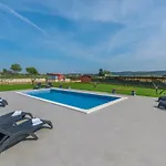 Sea View With Shared Pool בית הארחה פומר