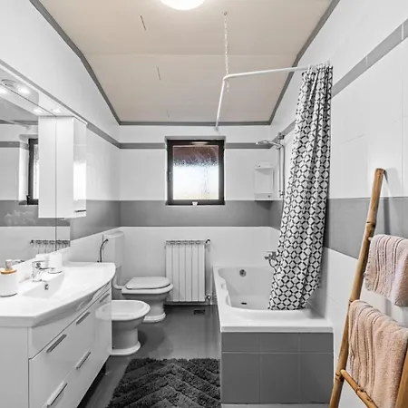 Sea View With Shared Pool 3* ポメル