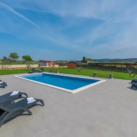 Sea View With Shared Pool Vendégház Pomer