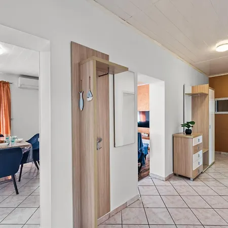 Sea View With Shared Pool Pensjonat Pomer