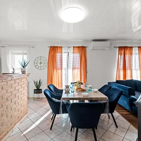 Sea View With Shared Pool 波梅尔