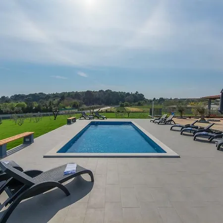 Sea View With Shared Pool 3*