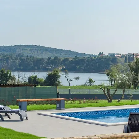 Sea View With Shared Pool Guest house Pomer