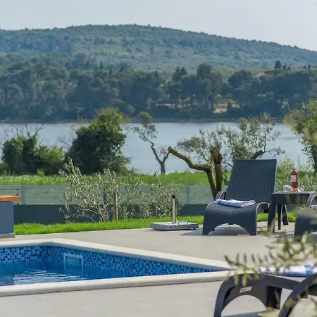 Sea View With Shared Pool Pomer