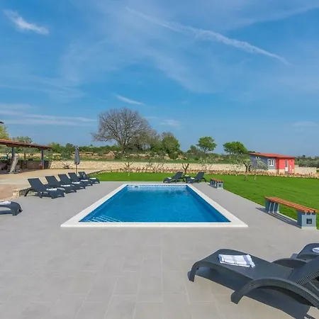 Sea View With Shared Pool 3*